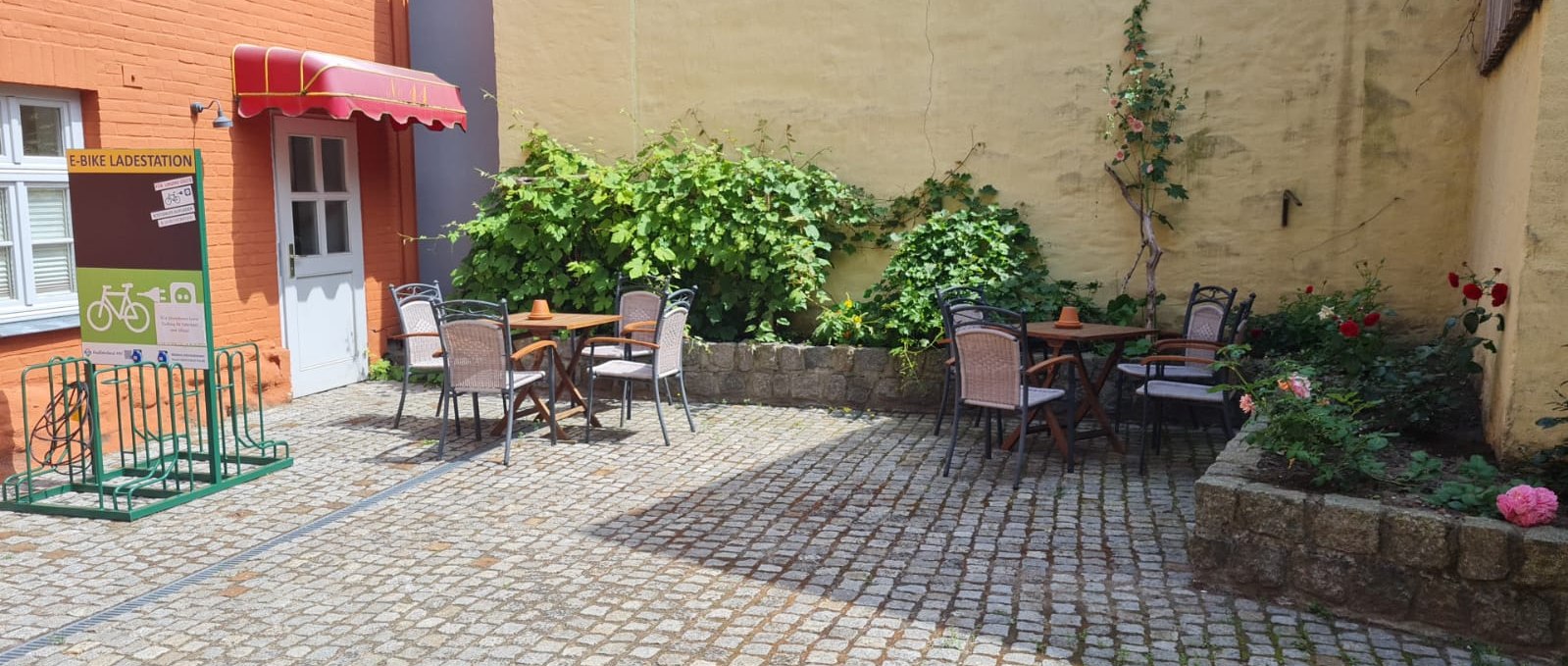 Inner courtyard with seating and e-bike charging station, © Tourist-Information Malchow