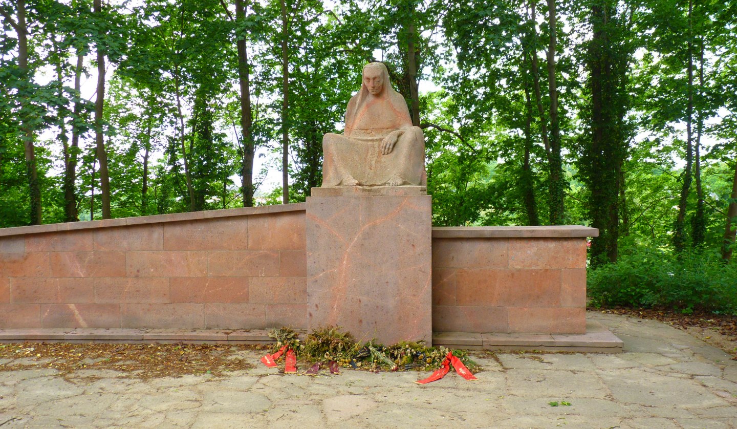 Mourning mother by Walther Preik, © Waren (Müritz)-Information