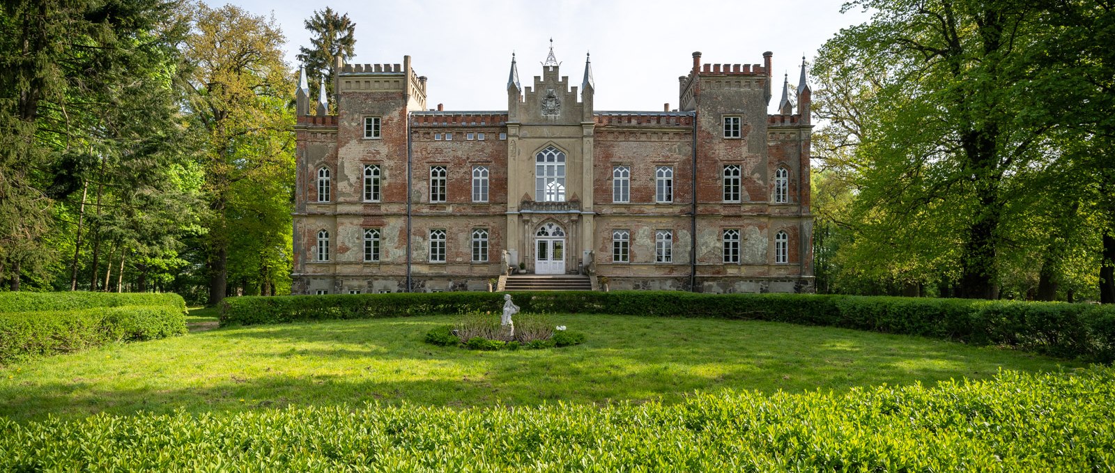 The manor house is built in the style of Tudor Gothic., © Herrenhaus Vogelsang / DOMUS Images Alexander Rudolph