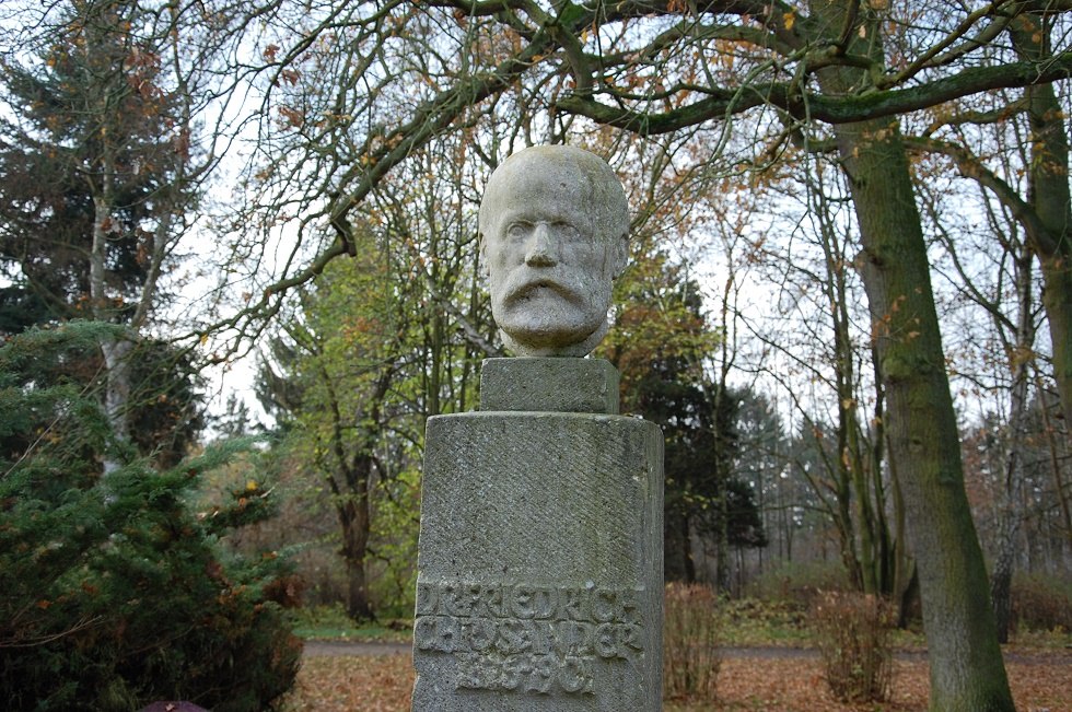 The stone bust of Frederick Chrysander in the park named after him., © Gabriele Skorupski