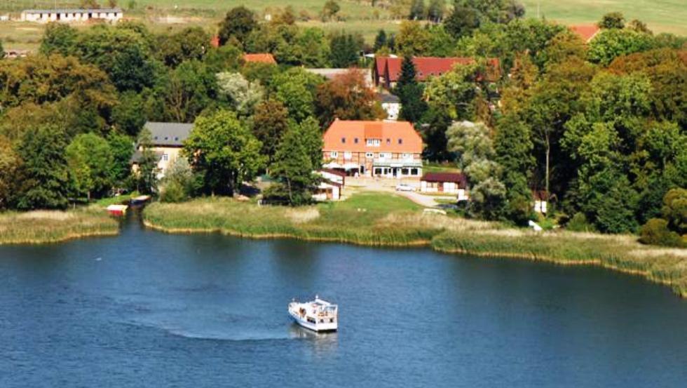 View of the Inselhotel directly at the Dobbertin Lake, © Inselhotel Dobbertin/Kapitän Müller