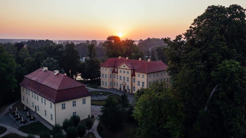 Mirow Castle in the setting sun offers a special experience, © TMV/Gänsicke