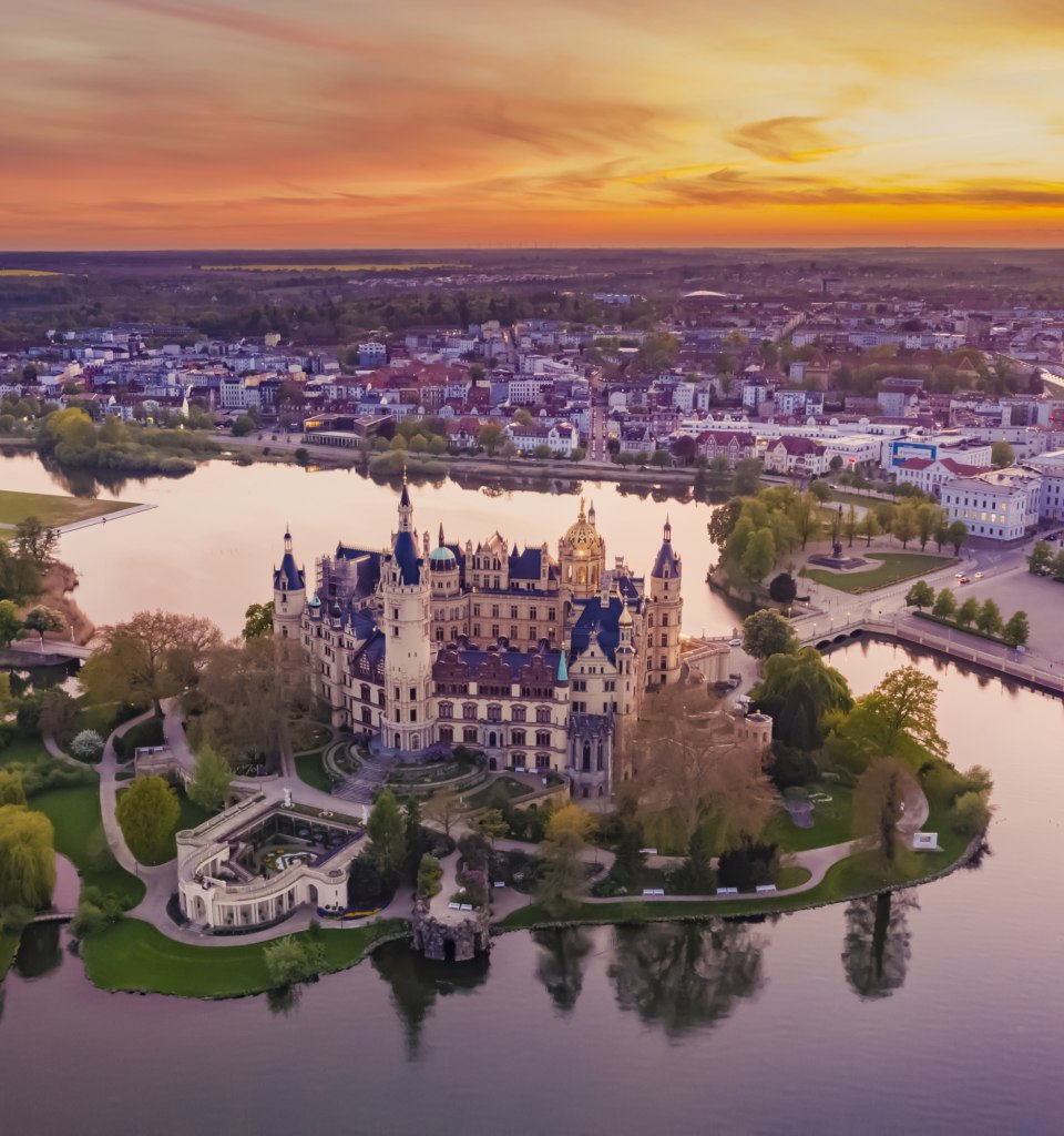 Dreamlike location: Scherin Castle on a small island in Schwerin Lake, © SSGK MV / Timm Allrich