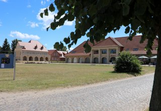 The coach house of "Schloss Stolpe" with restaurant.  In the background parts of the west wing separated from the castle., © Dr. Lüling, GF SaH