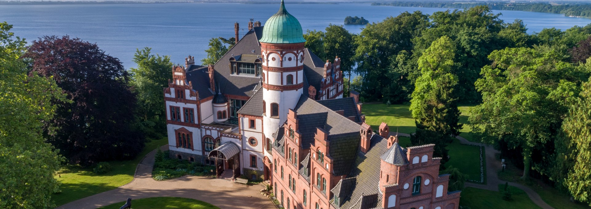 Exterior view of Wiligrad Castle from bird's eye view, © SSGK MV / Funkhaus Creative