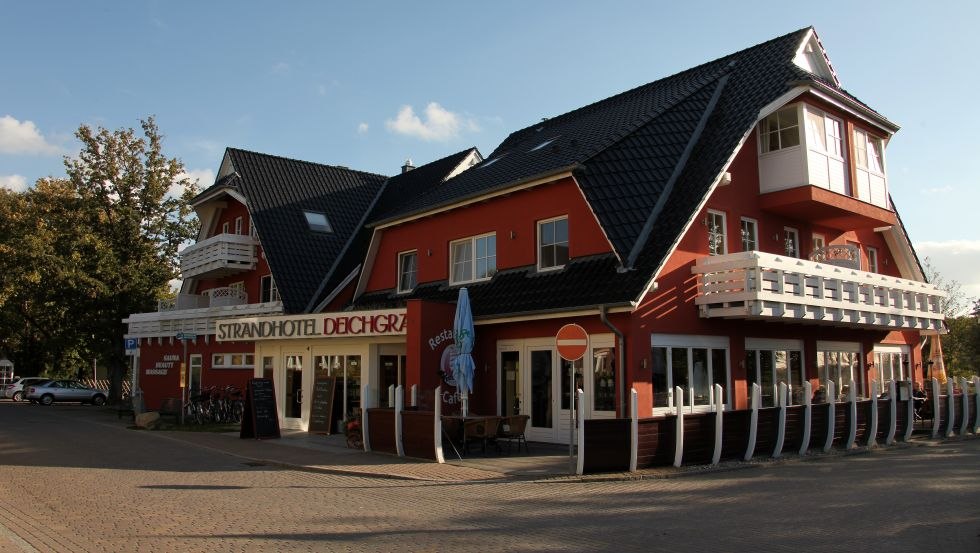 Hotel view from the beach, © Strandhotel Deichgraf