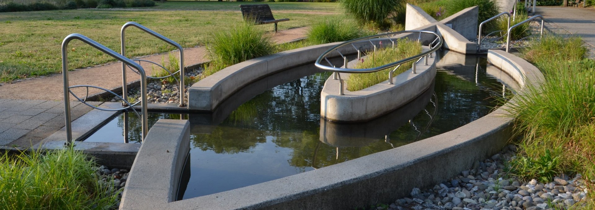 The Kneipp basin for the arms, the Kneipp basin for the legs and the barefoot path are all part of the Kneipp belt., © Kurverwaltung Feldberger Seenlandschaft