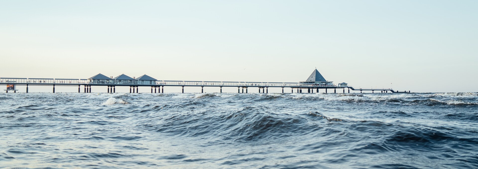 From the beach you can overlook the entire length of the pier in Heringsdorf., © TMV/Gänsicke