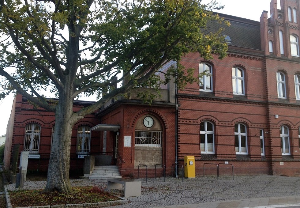 Library Sassnitz exterior view with entrance, © Tourismuszentrale Rügen