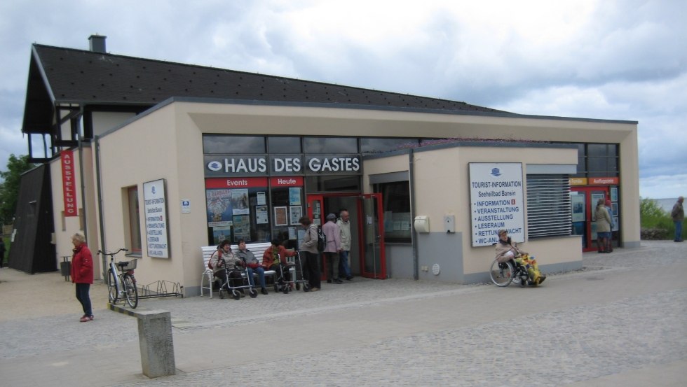 Directly at the pier in Bansin, the "Haus des Gastes" provides information about the place., © TMV/Klüber