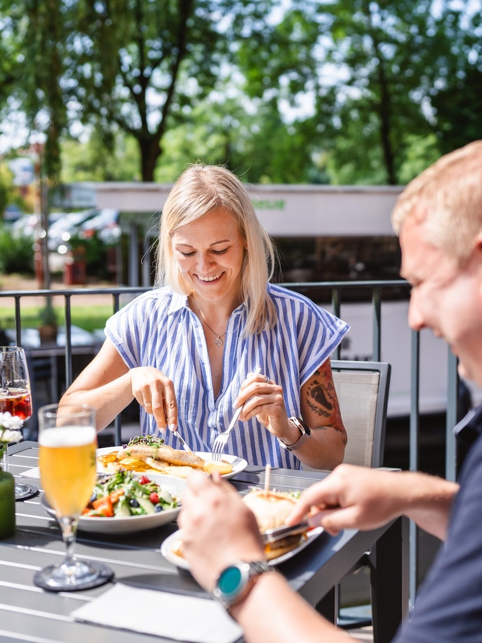 Eating at the Mahlwerk restaurant in the Kulturmühle: A couple enjoying lunch outdoors at the Mahlwerk restaurant.