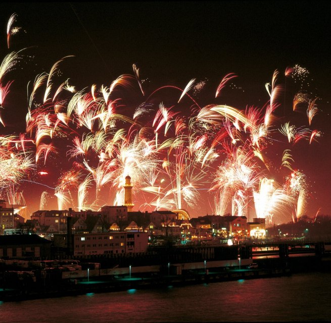 New Year's Eve fireworks over the seaside resort Warnemünde, © TMV/Neumann