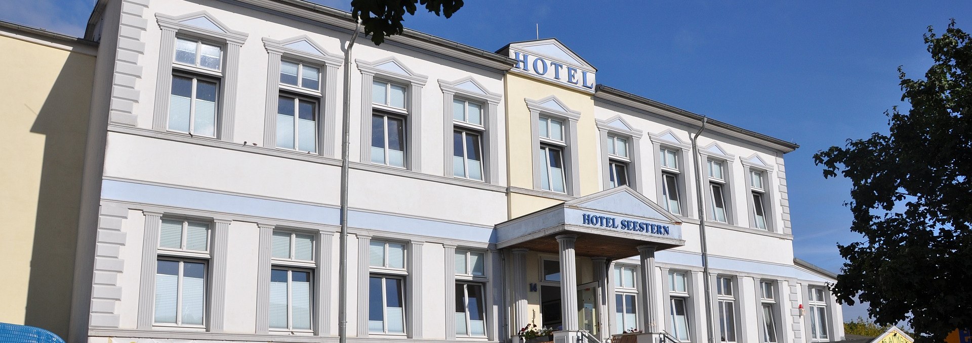 Located directly on the Ahlbeck promenade, close to the pier - the Hotel Seestern, © TMV