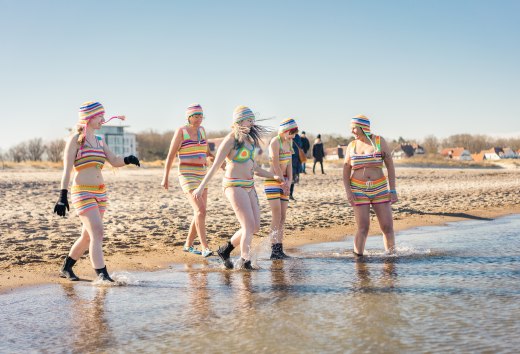 Ice bathers take a dip in the Baltic Sea on Warnemünde beach., © TMV/Gross