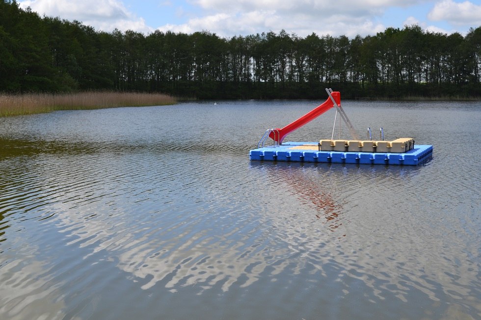 On the lake there is a swimming platform with a slide., © Lutz Werner