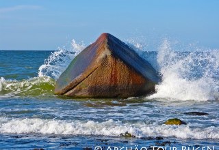 The erratic boulder "Schwanstein" is located in the roaring Baltic Sea, only 20 m from the beach., © Archäo Tour Rügen