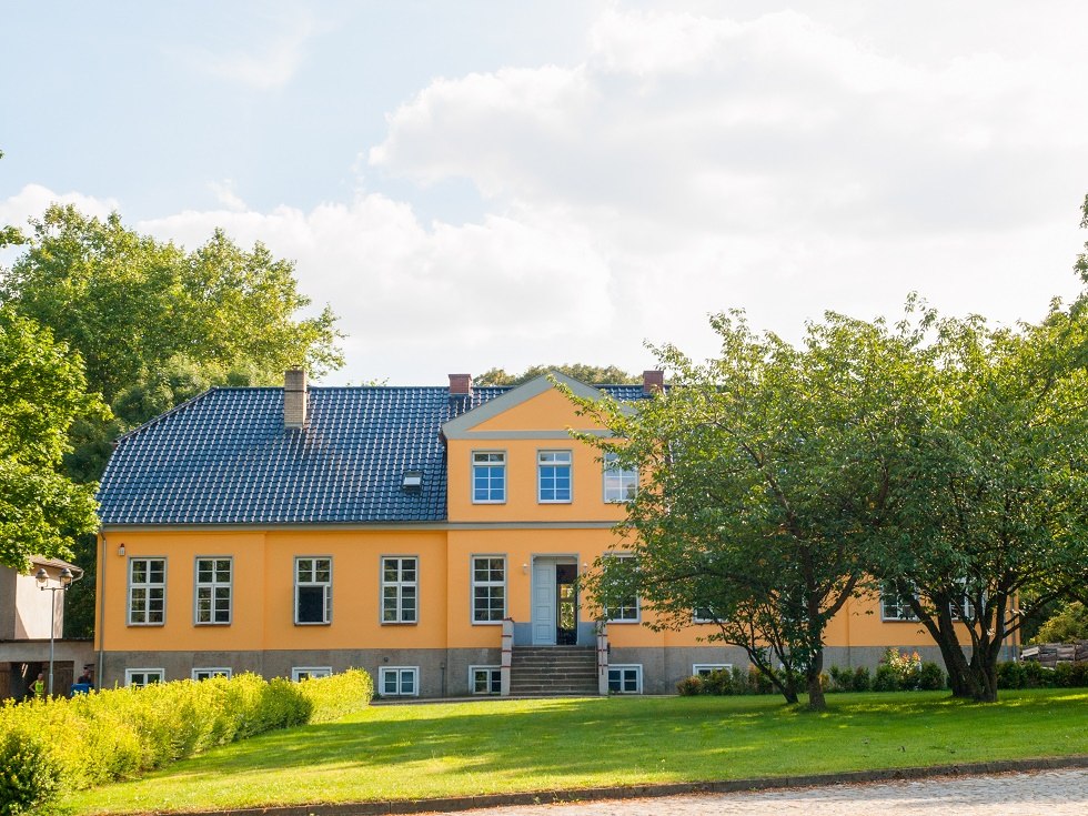 The manor house photographed frontally., © Frank Burger