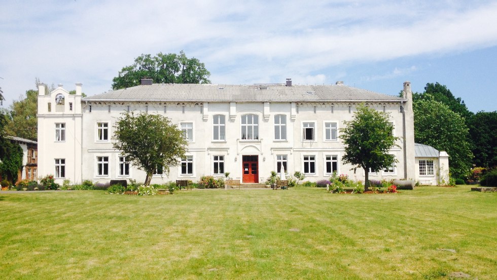 One of the oldest manor houses in Mecklenburg is located directly on the sea and salt lagoon in Roggow., © Herrenhaus Roggow