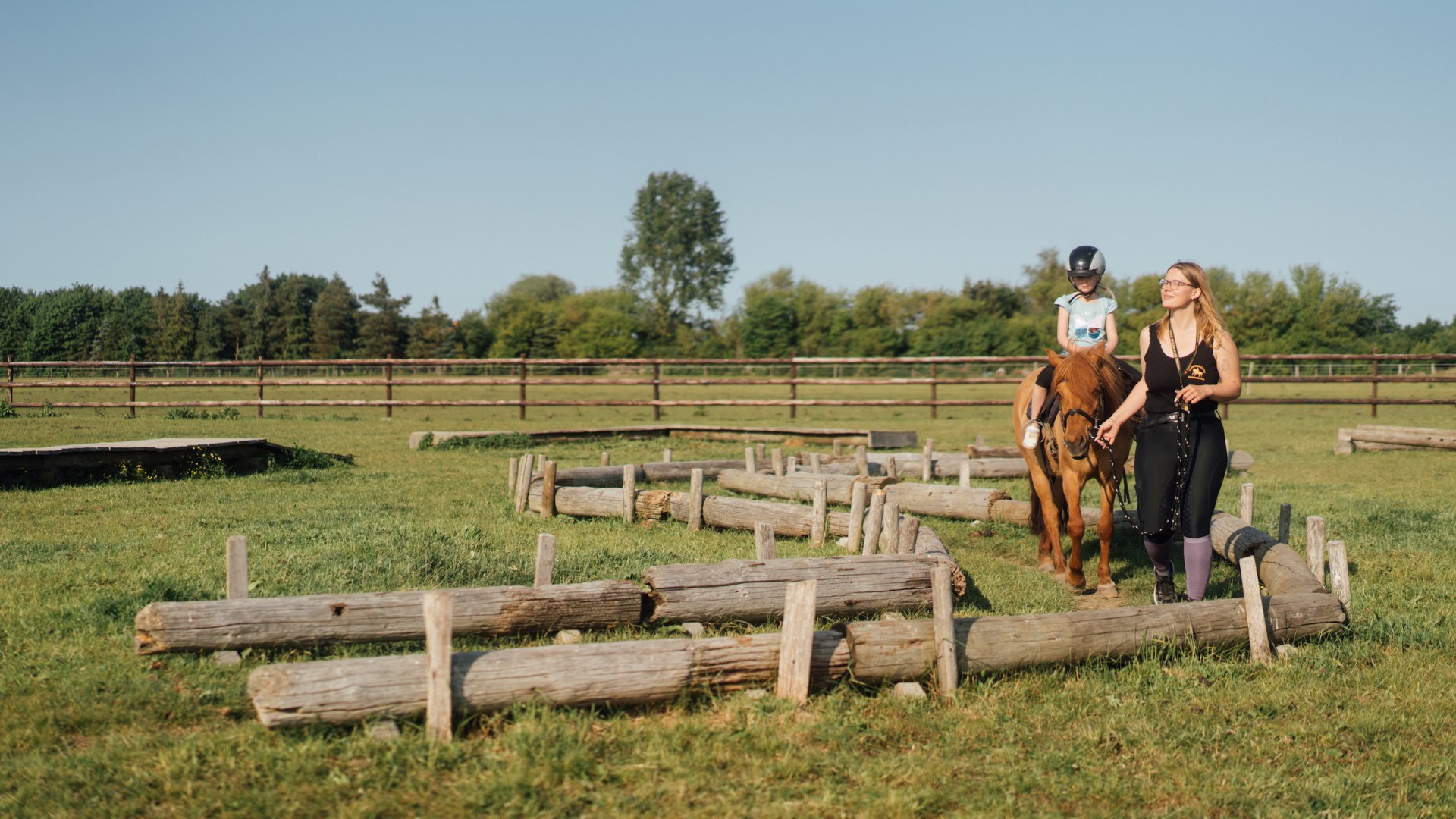 For Leevke, happiness lies on the back of Blondie the pony. The five-year-old has been eagerly awaiting her adventure day with the Bernstein Riders for the whole vacation., © TMV/Petermann