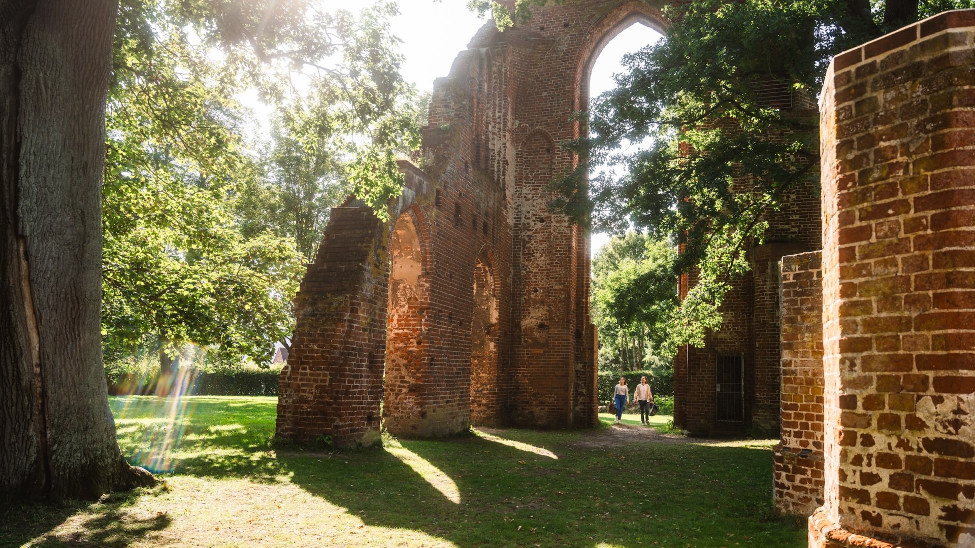 The brick ruins of Eldena are like a portal to the past., © TMV/Gross