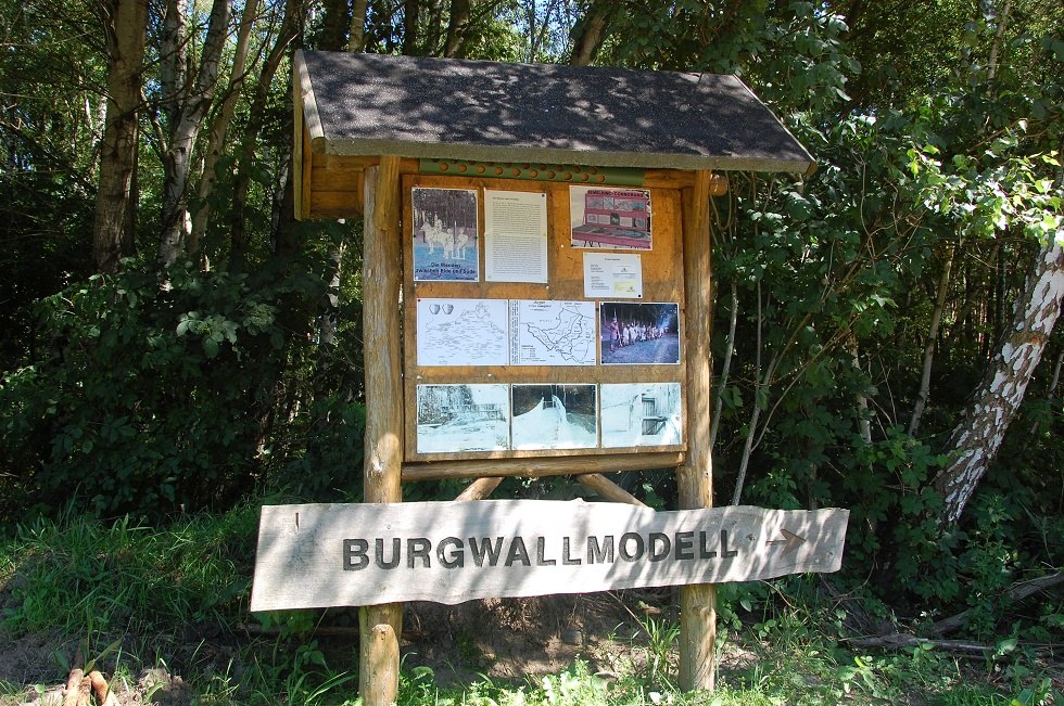 A display board informs about the rampart., © Gabriele Skorupski