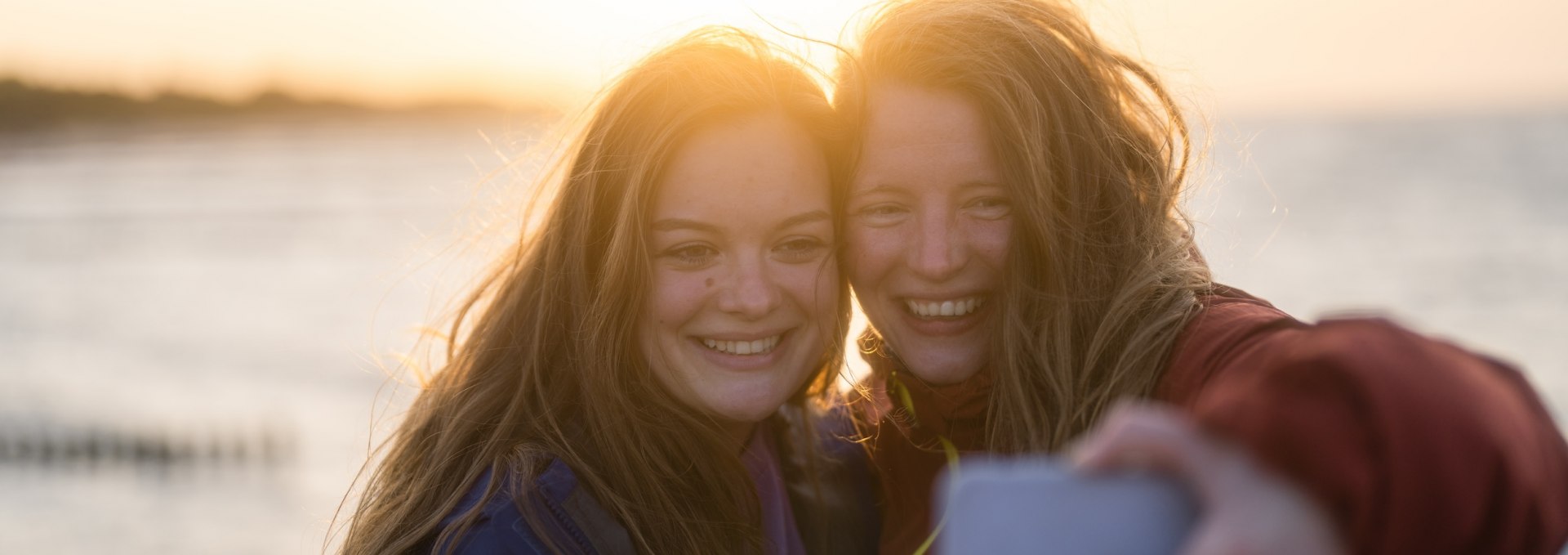 A windy selfie at the end is a must! You can literally see Linda and Marie's joy of hiking written all over their faces. At sunset, the two hikers finish their tour on the nature park trail on the pier in Koserow.  , © TMV/Gross