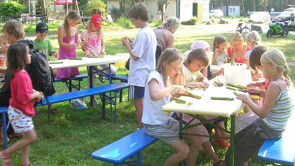 Children painting and crafting, © Natur Camping Usedom