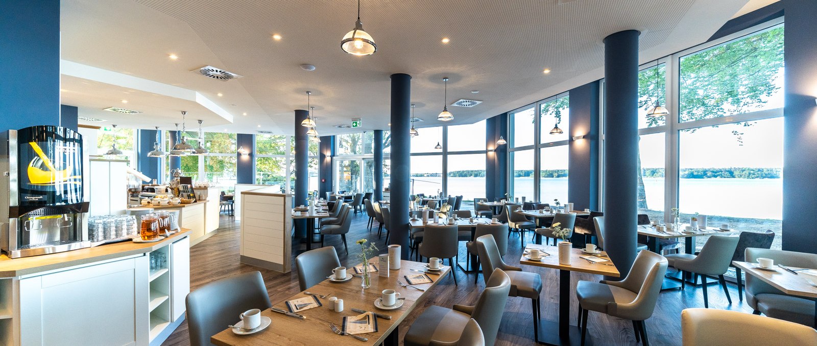 Breakfast restaurant with panoramic view of the Müritz river, © DOMUSimages