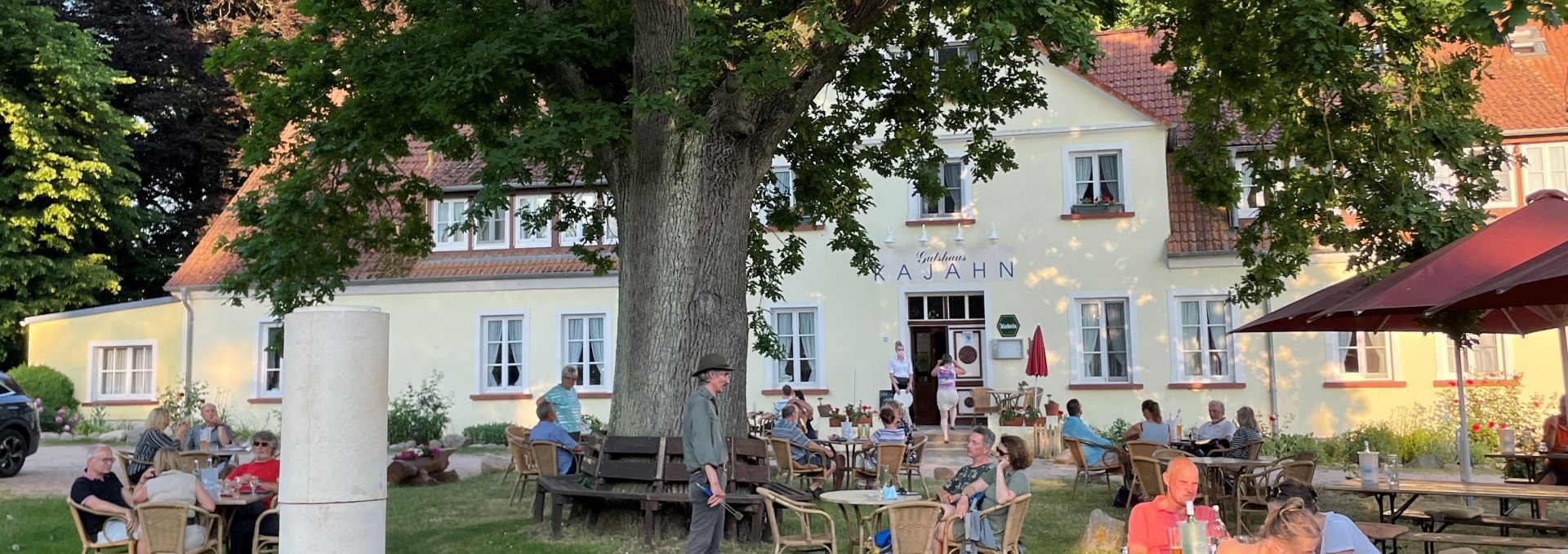 Seating under the oak tree in front of the manor house., © Maximilian Kajahn