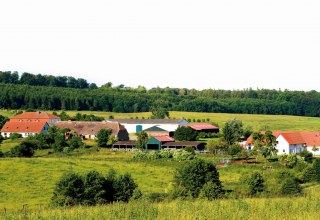 The manor and the Gourmet Manufaktur in Klepelshagen nestled in the landscape of the Brohmer Mountains, © Gourmet Manufaktur Gut Klepelshagen