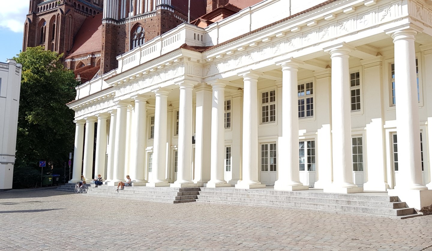 The columned building at the market in Schwerin, © Tourismusverband Mecklenburg-Schwerin