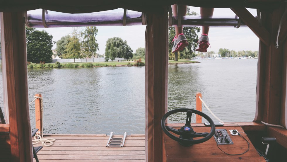 Let your soul and legs dangle during a trip on a raft across the Ziegelsee near Schwerin, © TMV/S. H. Witzel