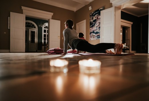 Yoga in the relaxed atmosphere of the Pohnstorf manor house - peace and mindfulness in harmony with the historical ambience and cozy candlelight.