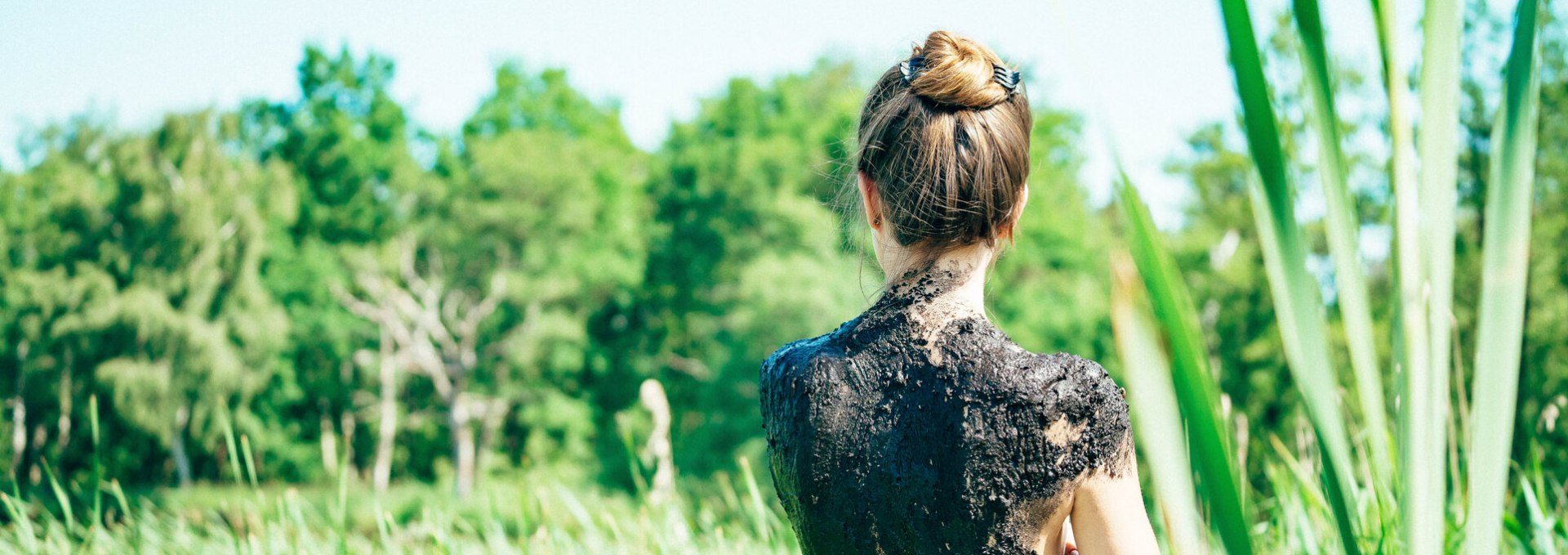 The mud around Bad Sülze is applied to the back as a health treatment, © TMV/Petermann