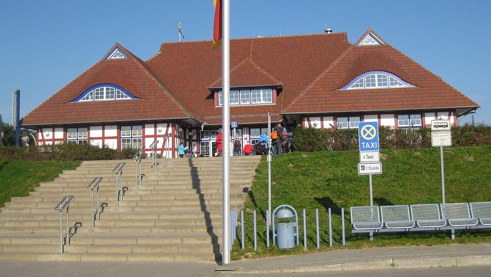 Directly at the pier - the tourist information Zingst, © TMV/Klüber