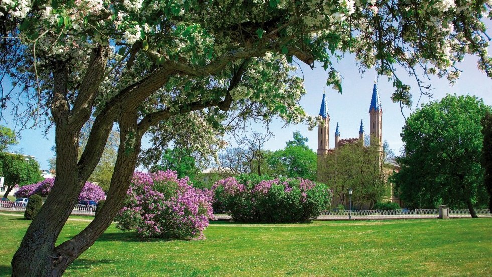 The parks in the Neustrelitz castle park stretch out like a fairy tale, © TMV/Legrand