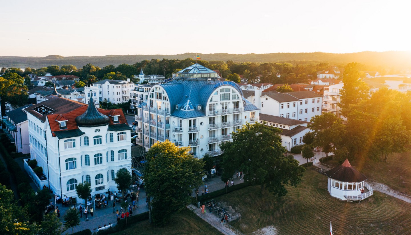 The &quot;Hotel am Meer&quot; appeals with its proximity to the Baltic Sea beach, its wellness area and the Blue Moon Lounge with panoramic view on the roof., © TMV/Friedrich