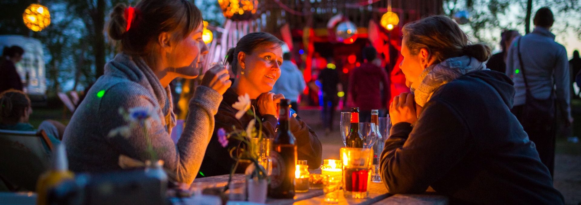 Tiki bar in the evening, © ummaii.de