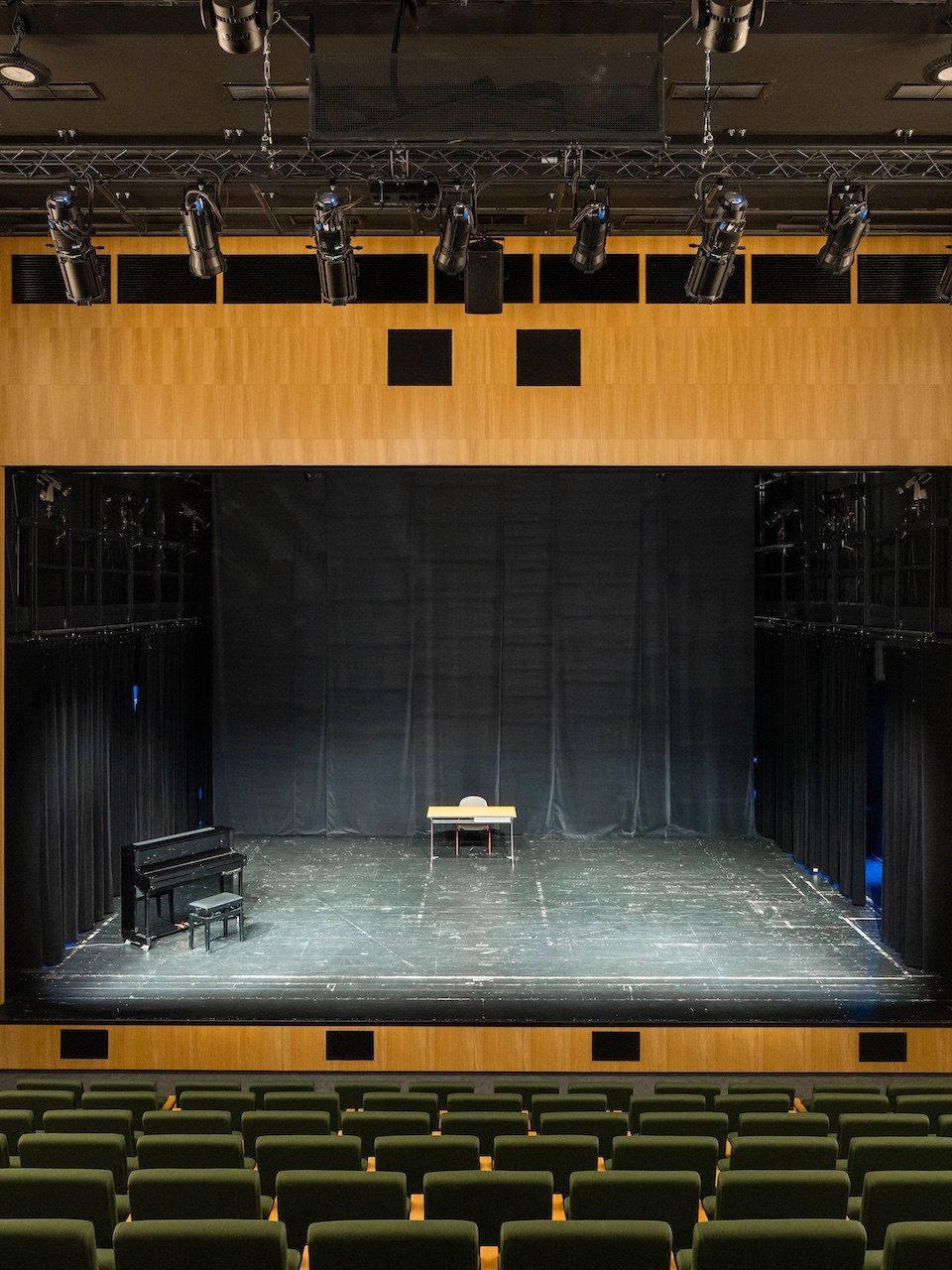 Theatersaal der Kulturmühle in Parchim - A modern theater hall with empty seats and a simple stage.