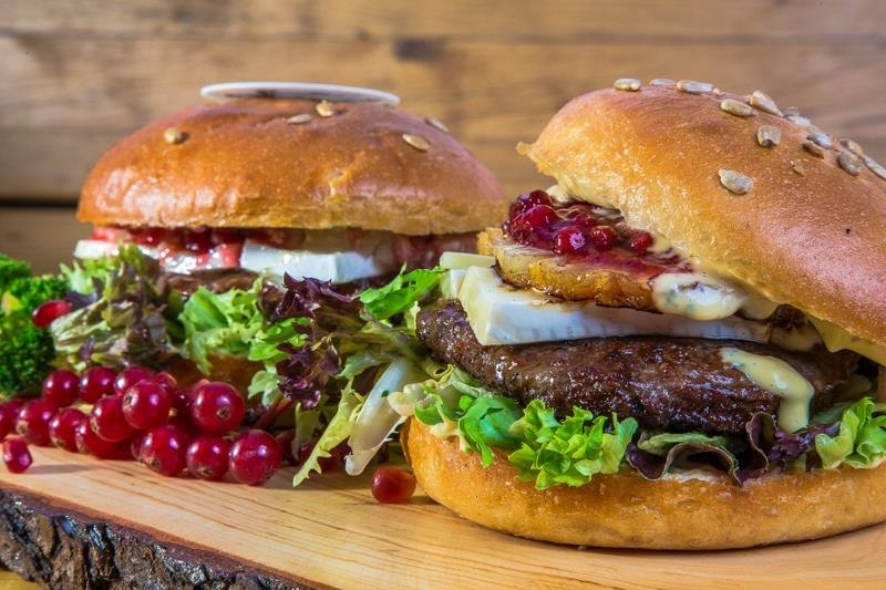 In the farm café you can strengthen yourself after exciting climbing or golf activities., © Sven Lingott / Gut Darß