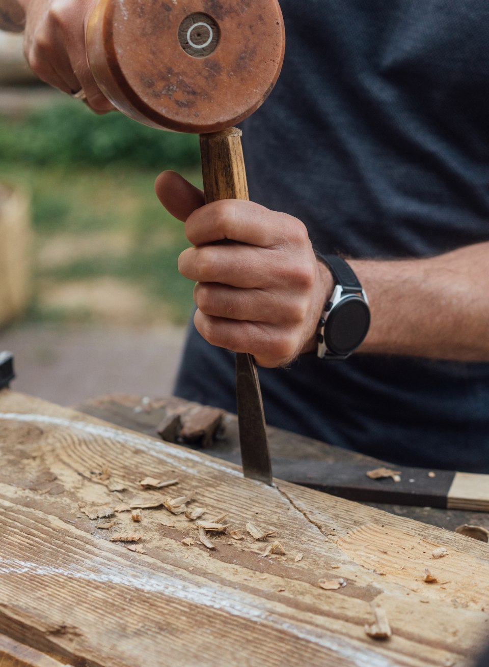 Dexterity: Andreas uses a mallet and chisel to shape a fish on the surface of the old piece of wood during the sculpting workshop., © TMV/Petermann