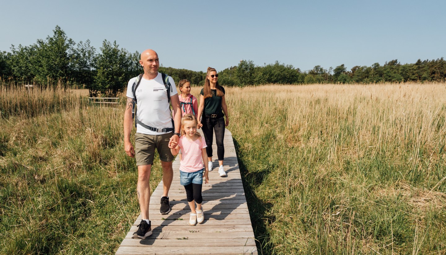 In the Vorpommersche Boddenlandschaft National Park, the family goes on an exciting discovery tour in the midst of untouched nature.