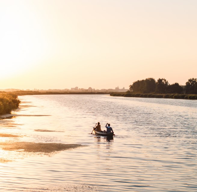 A quiet evening on the water: two people paddle through the wide waters of Western Pomerania at sunset, surrounded by nature and silence.