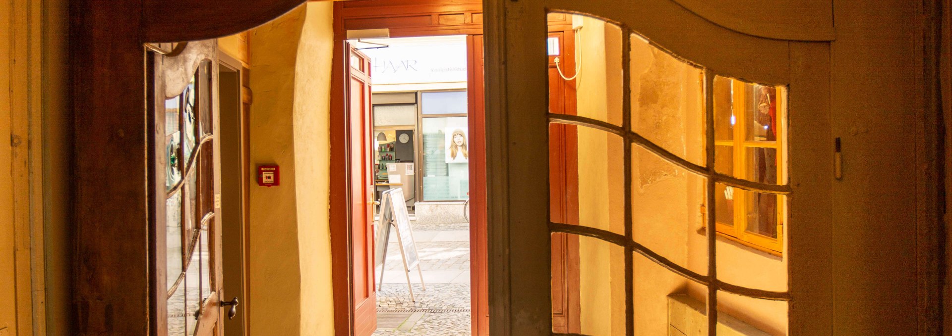 The double-winged entrance door leads into the hallway of the 700-year-old Musuemshaus in Stralsund's old town. Experience Hanseatic history up close in the listed merchant's house., © STRALSUND MUSEUM