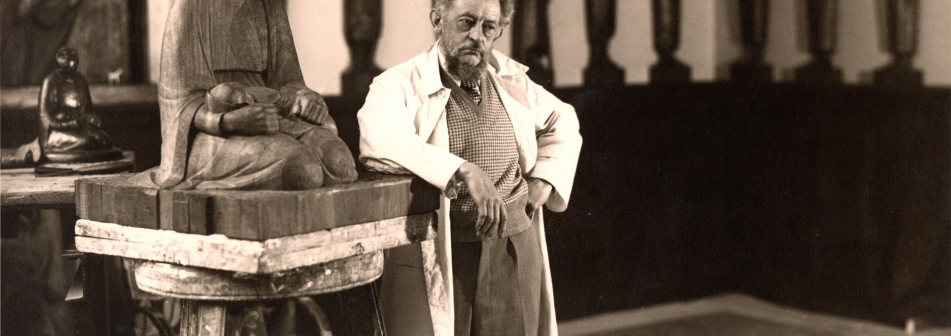 Ernst Barlach at his wooden sculpture "Mother and Child, © Archiv Ernst Barlach Stiftung