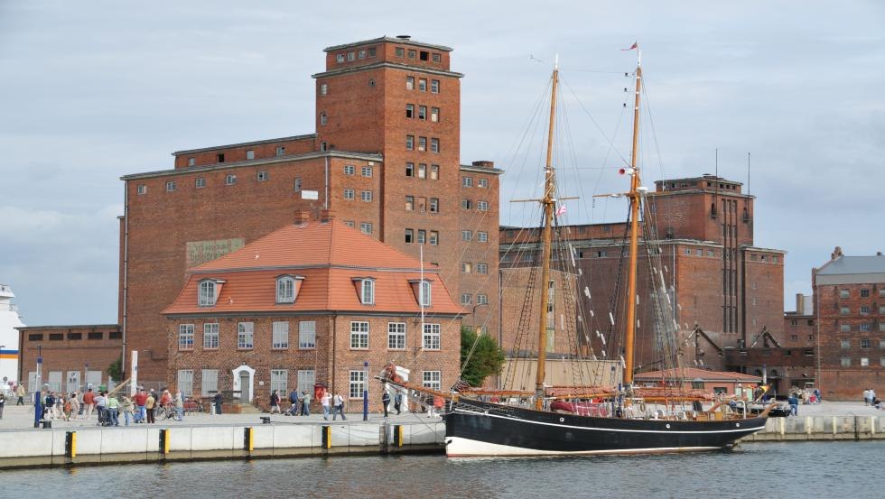 Sailing ship Atalanta in front of the tree house at the old harbor, © Hansestadt Wismar