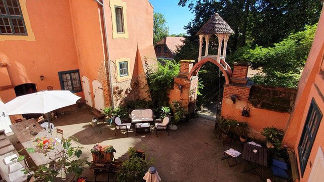 In summer, the castle café invites you into the historic outdoor area, © A. K. Barkow