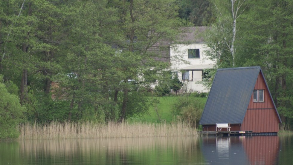 Cottage, lawn and boathouse, © G. Johannes