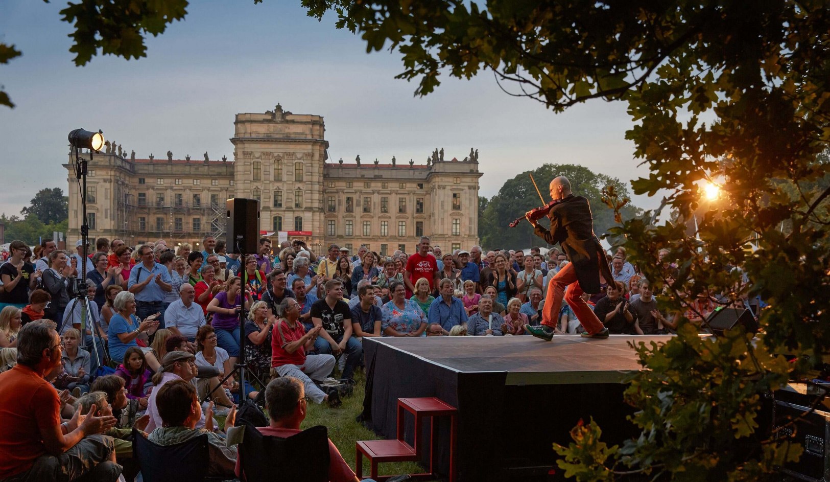 The baroque castle park of Ludwigslust has been the main actor every year in August since 1995, when international artists can be experienced on more than 20 stages. With artistry and acrobatics, comedy and clowning, masks and puppets, puppetry and pantomime, they entertain and enchant the audience., © TMV/Grundner