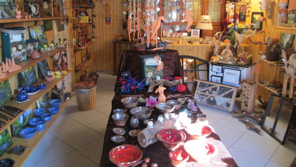 Shelf wall with products of the creative and craft barn, © Kreativ- und Bastelscheune/Flint